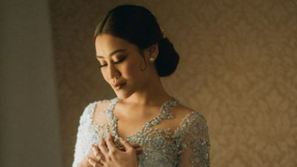 8 Potret Cantik Aaliyah Massaid Pakai Kebaya Biru Saat Dilamar Thariq Halilintar