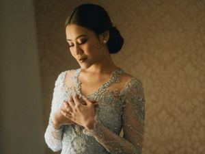 8 Potret Cantik Aaliyah Massaid Pakai Kebaya Biru Saat Dilamar Thariq Halilintar