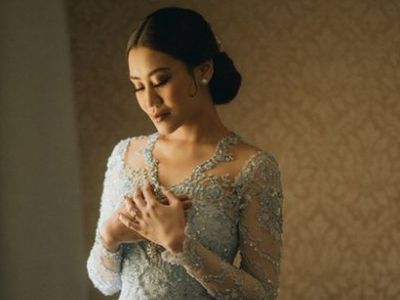 8 Potret Cantik Aaliyah Massaid Pakai Kebaya Biru Saat Dilamar Thariq Halilintar