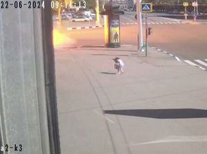 Ngeri, Momen Pejalan Kaki Nyaris Dihantam Bom Rusia di Kharkiv Ngeri, Momen Pejalan Kaki Nyaris Dihantam Bom Rusia di Kharkiv