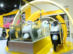 Motor Listrik Direndam Air-Sengaja Dihujani di PRJ Motor Listrik Direndam Air-Sengaja Dihujani di PRJ