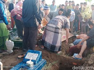 Jenazah 4 Korban Laka Maut Pajero Vs Truk Tol Semarang Dimakamkan di Blitar