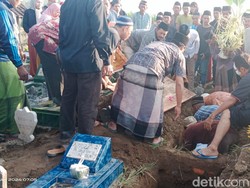 Jenazah 4 Korban Laka Maut Pajero Vs Truk Tol Semarang Dimakamkan di Blitar