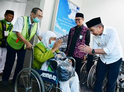 Pj Gubernur Jabar Sambut Kedatangan 440 Jemaah Haji di Bandara Kertajati