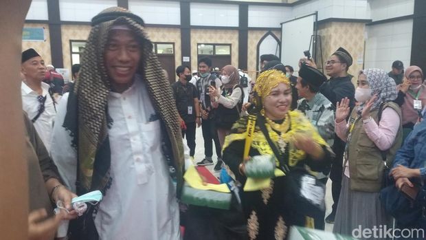 Penampilan salah satu jemaah haji asal Makassar yang baru tiba di Asrama Haji Sudiang Makassar.