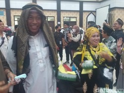 Jemaah Haji Makassar Tampil Nyentrik Saat Kembali, Penuh Perhiasan Emas