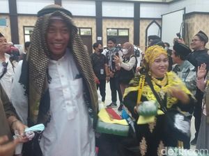 Jemaah Haji Makassar Tampil Nyentrik Saat Kembali, Penuh Perhiasan Emas Jemaah Haji Makassar Tampil Nyentrik Saat Kembali, Penuh Perhiasan Emas