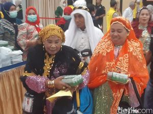 Jemaah Haji Makassar Tampil Nyentrik dan Penuh Perhiasan Saat Tiba di RI Jemaah Haji Makassar Tampil Nyentrik dan Penuh Perhiasan Saat Tiba di RI