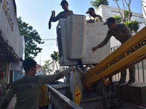 Satpol PP Kota Surabaya Copot 20 Papan Reklame Tak Berizin