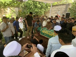 Momen Haru Pemakaman Tanri Abeng di Sebelah Makam Sang Istri