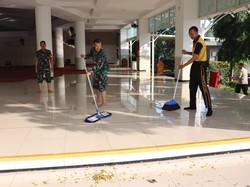 Momen Polisi-TNI Bersih-bersih Masjid Bandara Soetta di HUT ke-78 Bhayangkara