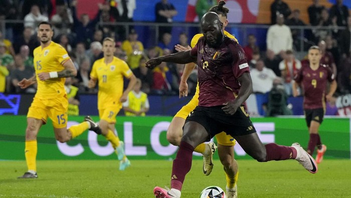 Belgiums Romelu Lukaku scores a later disallowed goal  during a Group E match between Belgium and Romania at the Euro 2024 soccer tournament in Cologne, Germany, Saturday, June 22, 2024. (AP Photo/Martin Meissner)