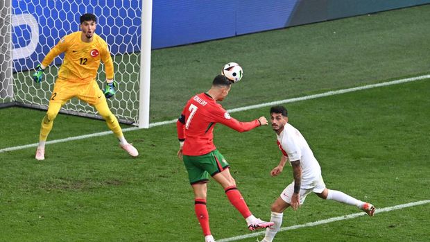 Soccer Football - Euro 2024 - Group F - Turkey v Portugal - Dortmund BVB Stadion, Dortmund, Germany - June 22, 2024 Portugal's Cristiano Ronaldo misses a chance to score REUTERS/Carmen Jaspersen