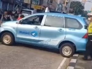 Viral Taksi Nyangkut di Jalur Transjakarta, Bikin Repot Polisi-Warga!