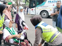 Senyum Ikhlas Polwan Bojonegoro Layani Kepulangan Tamu Allah
