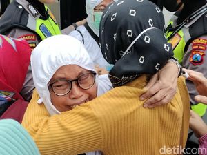 Tangis Haru Keluarga Sambut Kepulangan Tamu Allah di Bojonegoro Tangis Haru Keluarga Sambut Kepulangan Tamu Allah di Bojonegoro