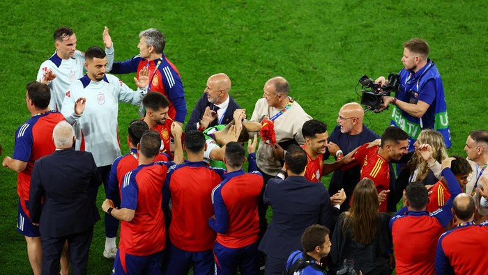 Soccer Football - Euro 2024 - Group B - Spain v Italy - Arena AufSchalke, Gelsenkirchen, Germany - June 20, 2024 Spain players, coach Luis de la Fuente and staff celebrate after the match REUTERS/Kacper Pempel