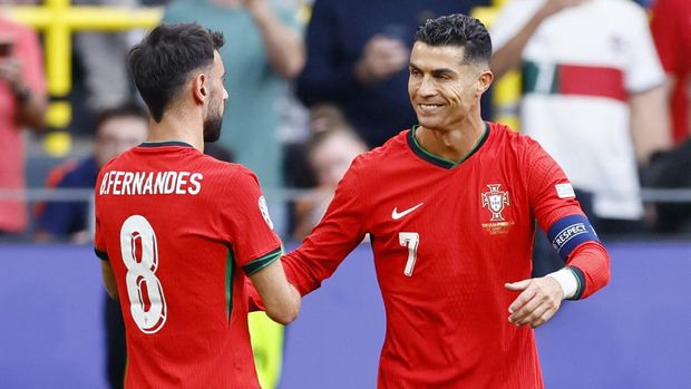 Soccer Football - Euro 2024 - Group F - Turkey v Portugal - Dortmund BVB Stadion, Dortmund, Germany - June 22, 2024 Portugal's Bruno Fernandes celebrates scoring their third goal with Cristiano Ronaldo REUTERS/Leon Kuegeler