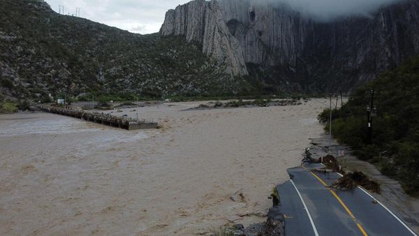 Badai Alberto Putus Akses Jembatan di Meksiko
