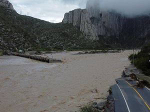 Badai Alberto Putus Akses Jembatan di Meksiko