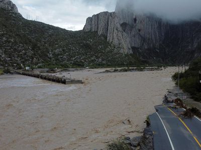 Badai Alberto Putus Akses Jembatan di Meksiko