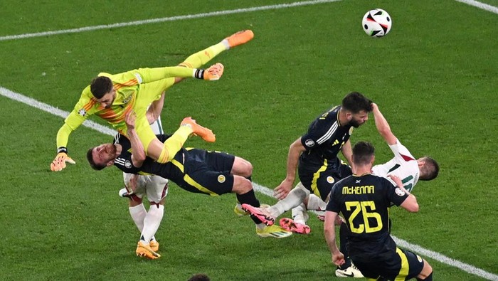 Barnabas Varga Soccer Football - Euro 2024 - Group A - Scotland v Hungary - Stuttgart Arena, Stuttgart, Germany - June 23, 2024 Scotland's Angus Gunn, Anthony Ralston and Hungary's Barnabas Varga collide REUTERS/Angelika Warmuth TPX IMAGES OF THE DAY