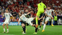 Momen menegangkan terjadi di babak kedua laga Grup A Euro 2024 antara Skotlandia vs Hungaria di MHP Arena, Stuttgart, Jerman, Senin (24/6) dini hari WIB. Pemain Hungaria, Barnabas Varga, tubrukan dengan kiper Angus Gunn dalam duel udara. (Foto: Leonhard Simon/REUTERS)