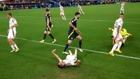 Barnabas Varga langsung tak sadarkan diri usai terjatuh ke tanah. Awalnya rekan-rekan setimnya belum menyadari momen itu. (Foto: Leonhard Simon/REUTERS)