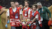Nasib baik masih berpihak ke Barnabas Varga. Ia bisa ditangani dan langsung ditandu keluar lapangan. (Foto: Antonio Calanni/AP)