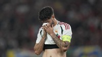 Di saat bersamaan, pemain Hungaria lain mulai cemas dan sedih. Bayangan yang tidak-tidak jelas menggelayut di pikiran rekan-rekan Barnabas Varga. (Foto: Antonio Calanni/AP)