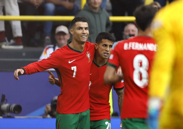 Soccer Football - Euro 2024 - Group F - Turkey v Portugal - Dortmund BVB Stadion, Dortmund, Germany - June 22, 2024 Portugals Cristiano Ronaldo and Joao Cancelo celebrate after Bruno Fernandes scores their third goal REUTERS/Leon Kuegeler