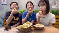 Intip Reaksi Para YouTuber Korea Saat Cicip Durian, Apakah Doyan?