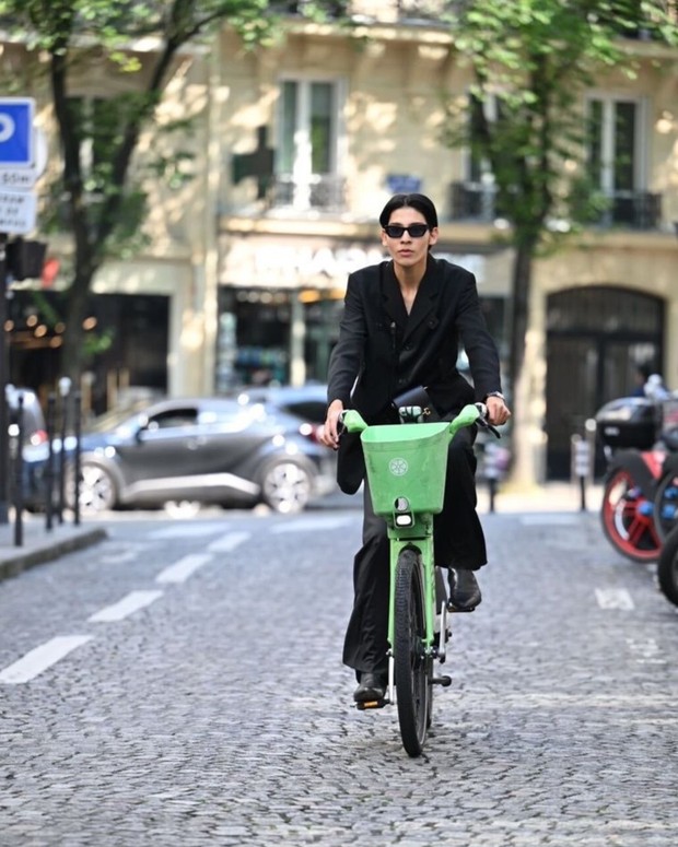 Raul 'Snow Man' Kembali Gemparkan Paris Fashion Week 