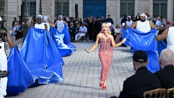 7 Gaya Sabrina Carpenter di Catwalk Vogue World Paris, Centil Bergaun Merah