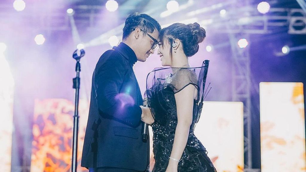 Kemesraan Happy Asmara-Gilga Sahid di Atas dan Belakang Panggung Kemesraan Happy Asmara-Gilga Sahid di Atas dan Belakang Panggung