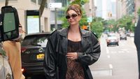 Foto: Gaya Hailey Bieber Pakai Baju Hamil Nyentrik, Jumpsuit Lace Transparan