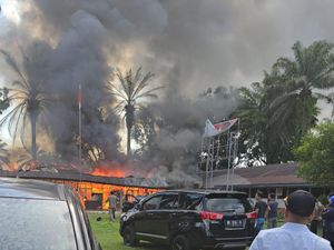 Kantor KPU Labura Hangus Terbakar