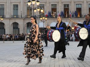 Foto Katy Perry Pakai Baju Geometri Bolong-bolong, Penampilannya Hampir Naked