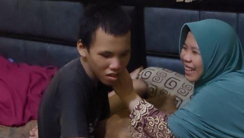 Kisah Guru Ngaji Bertangan Satu Rawat Buah Hati Autis, Buta dan Kelainan Darah