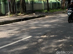 Lubang Menganga Jadi Penghias Jalan Lombok-Madura Bandung