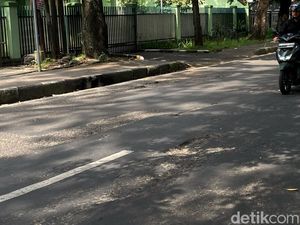 Lubang Menganga Jadi Penghias Jalan Lombok-Madura Bandung Lubang Menganga Jadi Penghias Jalan Lombok-Madura Bandung
