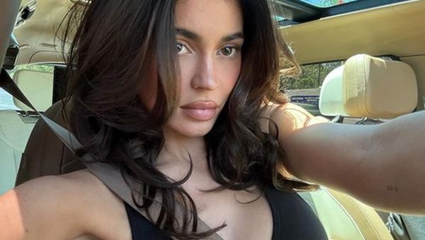 Foto Kylie Jenner dari Makeup Heboh Sampai Natural, Nangis Dikritik Netizen