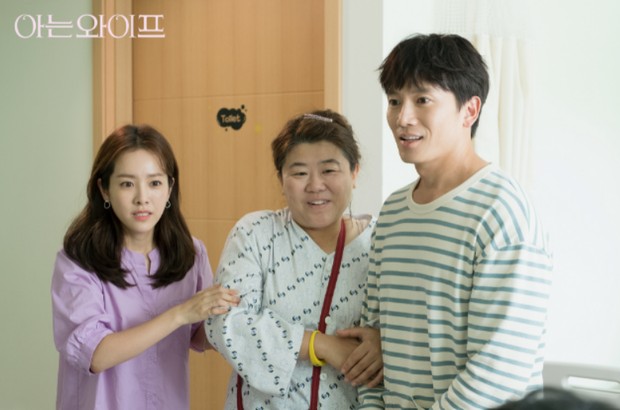Lee Jung Eun, Han Ji Min, dan Ji Sung di drama Familiar Wife (2018)/Foto: tvN