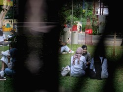 Menyaksikan Langit Senja di Taman Literasi Blok M