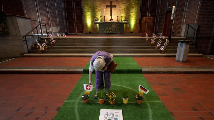 Meriahkan Euro 2024, Gereja di Jerman Dihias Bak Lapangan Bola A woman walks an aisle decorated with inflatable soccer themed balloons in the Emmaus Evangelical Church, in Gelsenkirchen, Germany, Sunday, June 23, 2024. (AP Photo/Andreea Alexandru)