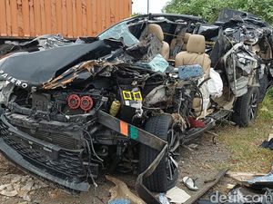Penampakan Ngeri Mobil Pajero yang Tabrak Truk di Tol Semarang-Batang Penampakan Ngeri Mobil Pajero yang Tabrak Truk di Tol Semarang-Batang