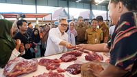 Momen Zulhas Resmikan dan Belanja di Pasar Palapa Pekanbaru