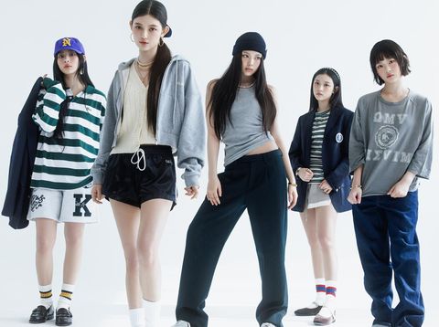 NewJeans meraih peringkat kelima penyanyi lokal favorit menurut netizen Korea tahun ini. Bikin kagum, girl group naungan ADOR tersebut dapat bersanding dengan artis-artis senior meski baru dua tahun berkarier di dunia hiburan. / Foto: x.com/NewJeans_ADOR