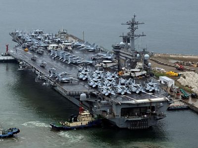 Penampakan Kapal Induk AS Bersandar di Pelabuhan Busan Korsel