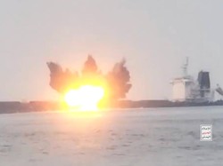 Detik-detik Kapal Tanker Minyak Meledak Diserang Houthi di Laut Merah